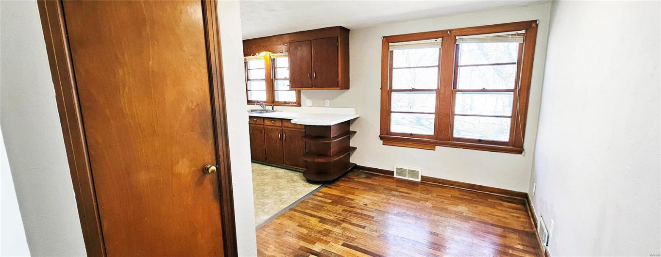 1606 New Madrid Street, Cape Girardeau, Missouri 63701, 2 Bedrooms Bedrooms, 4 Rooms Rooms,2 BathroomsBathrooms,Residential,For Sale,New Madrid,MAR25003714