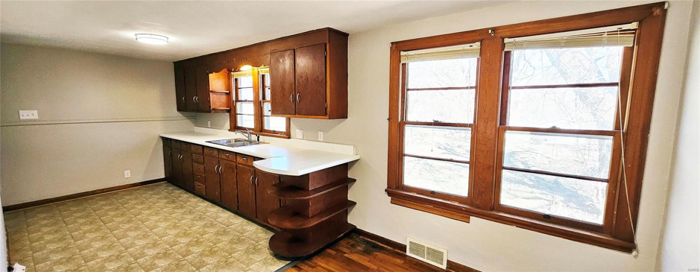 1606 New Madrid Street, Cape Girardeau, Missouri 63701, 2 Bedrooms Bedrooms, 4 Rooms Rooms,2 BathroomsBathrooms,Residential,For Sale,New Madrid,MAR25003714