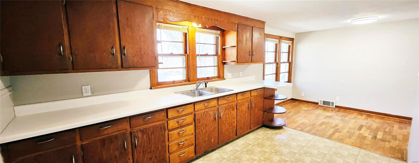1606 New Madrid Street, Cape Girardeau, Missouri 63701, 2 Bedrooms Bedrooms, 4 Rooms Rooms,2 BathroomsBathrooms,Residential,For Sale,New Madrid,MAR25003714