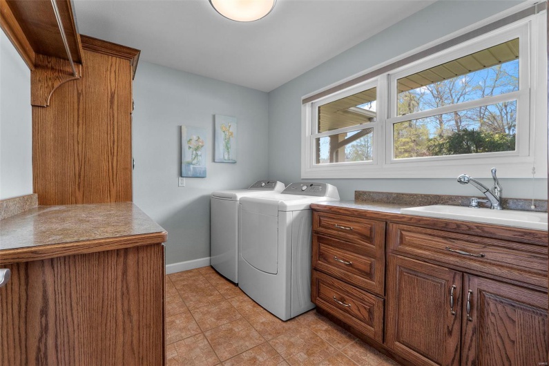1615 Cherokee Street, Jackson, Missouri 63755, 3 Bedrooms Bedrooms, 15 Rooms Rooms,3 BathroomsBathrooms,Residential,For Sale,Cherokee,MAR25022835