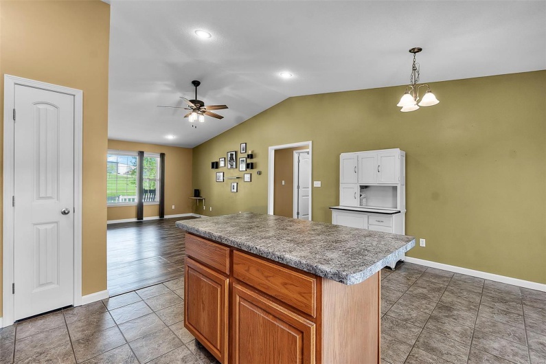 215 Stonewall Drive, Jackson, Missouri 63755, 3 Bedrooms Bedrooms, 8 Rooms Rooms,2 BathroomsBathrooms,Residential,For Sale,Stonewall,MAR25028784