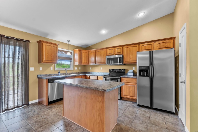215 Stonewall Drive, Jackson, Missouri 63755, 3 Bedrooms Bedrooms, 8 Rooms Rooms,2 BathroomsBathrooms,Residential,For Sale,Stonewall,MAR25028784