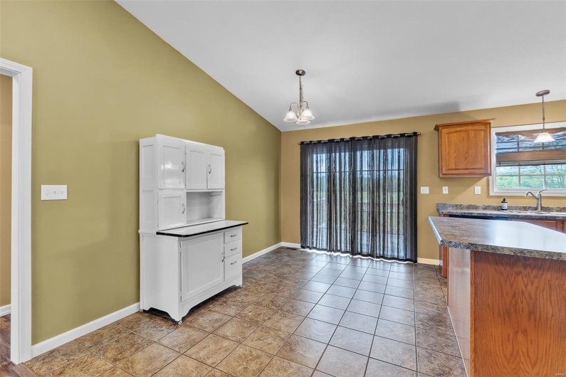 215 Stonewall Drive, Jackson, Missouri 63755, 3 Bedrooms Bedrooms, 8 Rooms Rooms,2 BathroomsBathrooms,Residential,For Sale,Stonewall,MAR25028784