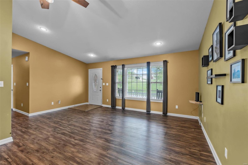 215 Stonewall Drive, Jackson, Missouri 63755, 3 Bedrooms Bedrooms, 8 Rooms Rooms,2 BathroomsBathrooms,Residential,For Sale,Stonewall,MAR25028784