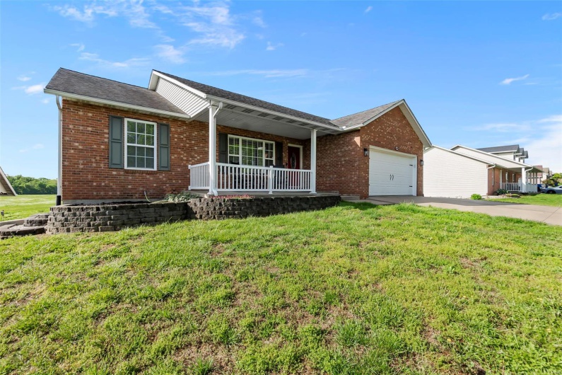 215 Stonewall Drive, Jackson, Missouri 63755, 3 Bedrooms Bedrooms, 8 Rooms Rooms,2 BathroomsBathrooms,Residential,For Sale,Stonewall,MAR25028784