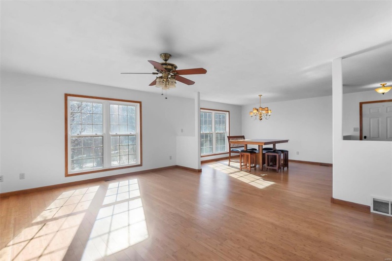 250 Brandy Lane, Cape Girardeau, Missouri 63701, 5 Bedrooms Bedrooms, 9 Rooms Rooms,3 BathroomsBathrooms,Residential,For Sale,Brandy,MAR25028970