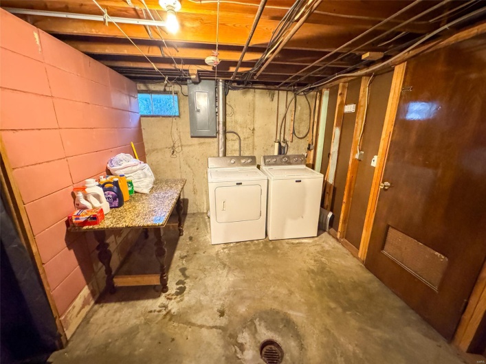 218 Riverview Drive, Ste Genevieve, Missouri 63670, 2 Bedrooms Bedrooms, 8 Rooms Rooms,1 BathroomBathrooms,Residential,For Sale,Riverview,MAR25028570