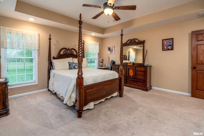 5963 LAKEVIEW Drive, Carterville, Illinois 62918, 4 Bedrooms Bedrooms, 0 ,3 BathroomsBathrooms,Residential,For Sale,LAKEVIEW,0,RMAEB457804