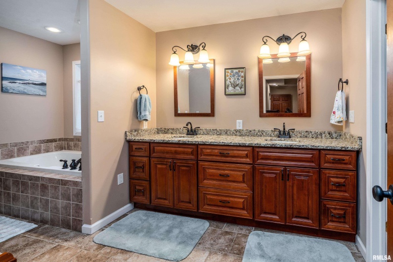 5963 LAKEVIEW Drive, Carterville, Illinois 62918, 4 Bedrooms Bedrooms, 0 ,3 BathroomsBathrooms,Residential,For Sale,LAKEVIEW,0,RMAEB457804