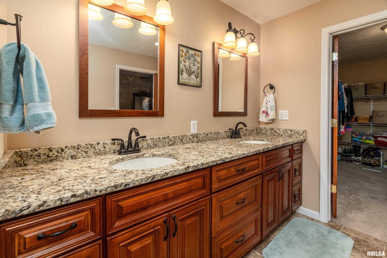 5963 LAKEVIEW Drive, Carterville, Illinois 62918, 4 Bedrooms Bedrooms, 0 ,3 BathroomsBathrooms,Residential,For Sale,LAKEVIEW,0,RMAEB457804