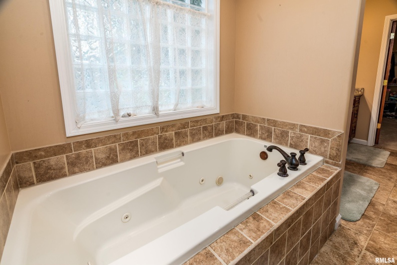 5963 LAKEVIEW Drive, Carterville, Illinois 62918, 4 Bedrooms Bedrooms, 0 ,3 BathroomsBathrooms,Residential,For Sale,LAKEVIEW,0,RMAEB457804