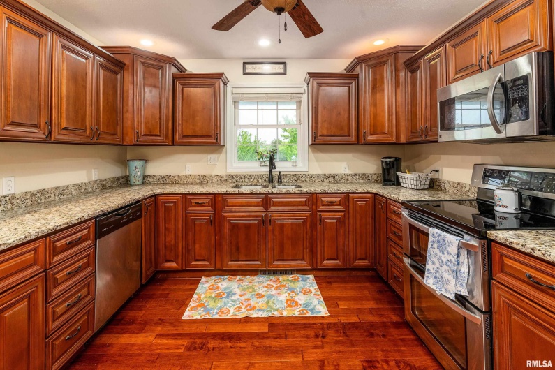 5963 LAKEVIEW Drive, Carterville, Illinois 62918, 4 Bedrooms Bedrooms, 0 ,3 BathroomsBathrooms,Residential,For Sale,LAKEVIEW,0,RMAEB457804