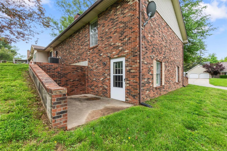 1572 Lexington Avenue, Cape Girardeau, Missouri 63701, 4 Bedrooms Bedrooms, 12 Rooms Rooms,3 BathroomsBathrooms,Residential,For Sale,Lexington,MAR25029463