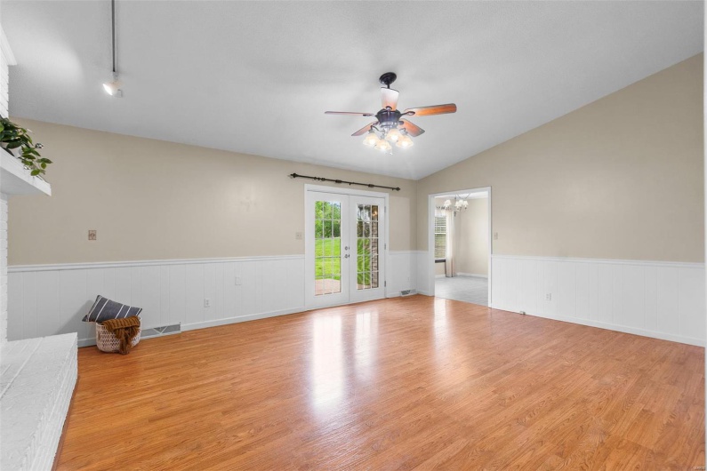 1572 Lexington Avenue, Cape Girardeau, Missouri 63701, 4 Bedrooms Bedrooms, 12 Rooms Rooms,3 BathroomsBathrooms,Residential,For Sale,Lexington,MAR25029463