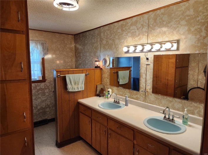 8310 C Hwy, Poplar Bluff, Missouri 63901, 7 Bedrooms Bedrooms, 12 Rooms Rooms,3 BathroomsBathrooms,Residential,For Sale,C Hwy,MAR25029663