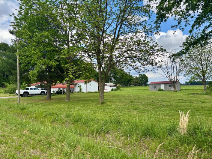 View of yard with an outdoor structure