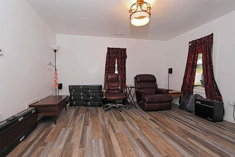 Living Room before Vacant