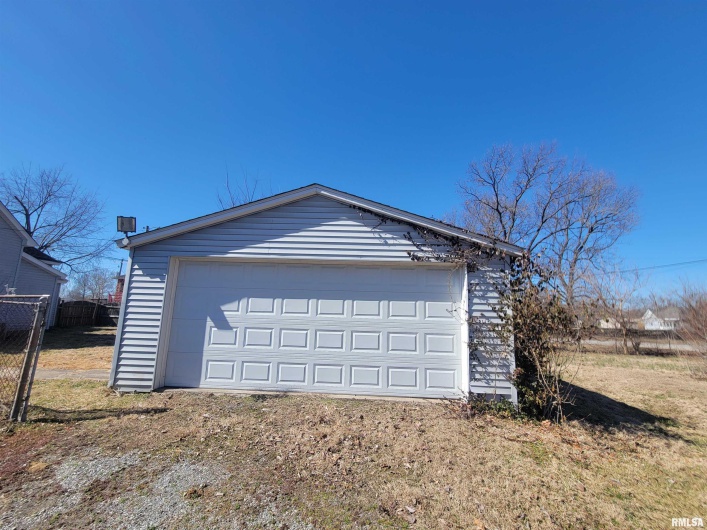 905 MONROE Street, Herrin, Illinois 62948, 3 Bedrooms Bedrooms, 0 ,1 BathroomBathrooms,Residential,For Sale,MONROE,0,RMAEB456993