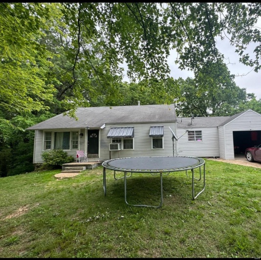 Front  of property with a yard