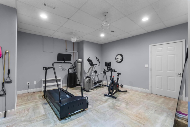 467 Windwood Lake Drive, Cape Girardeau, Missouri 63701, 7 Bedrooms Bedrooms, 11 Rooms Rooms,4 BathroomsBathrooms,Residential,For Sale,Windwood Lake,MAR25020365