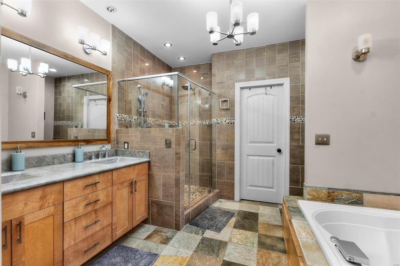 467 Windwood Lake Drive, Cape Girardeau, Missouri 63701, 7 Bedrooms Bedrooms, 11 Rooms Rooms,4 BathroomsBathrooms,Residential,For Sale,Windwood Lake,MAR25020365