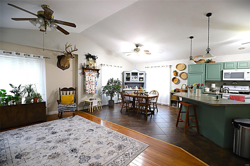 69 Swan Lane, Farmington, Missouri 63640, 4 Bedrooms Bedrooms, 8 Rooms Rooms,2 BathroomsBathrooms,Residential,For Sale,Swan,MAR25030293