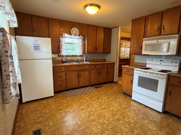 104 Day Avenue, Bernie, Missouri 63822, 2 Bedrooms Bedrooms, 5 Rooms Rooms,1 BathroomBathrooms,Residential,For Sale,Day,MAR25030304