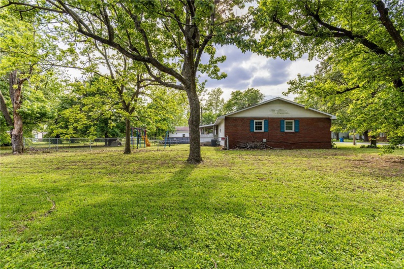 211 E Elm, Bertrand, Missouri 63823, 3 Bedrooms Bedrooms, 8 Rooms Rooms,2 BathroomsBathrooms,Residential,For Sale,E Elm,MAR25030186