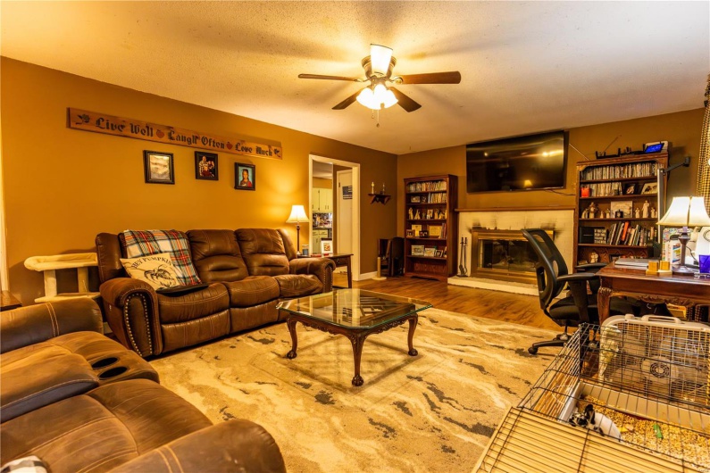 211 E Elm, Bertrand, Missouri 63823, 3 Bedrooms Bedrooms, 8 Rooms Rooms,2 BathroomsBathrooms,Residential,For Sale,E Elm,MAR25030186