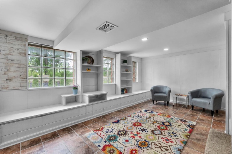 Sitting room with recessed lighting