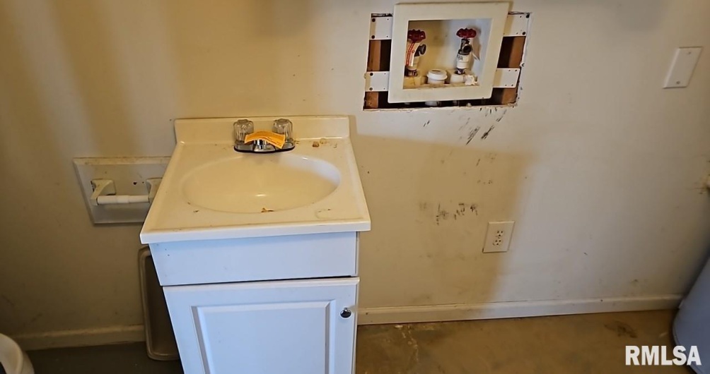 90 CARLOCK Road, Murphysboro, Illinois 62966, 3 Bedrooms Bedrooms, 0 ,1 BathroomBathrooms,Residential,For Sale,CARLOCK,0,RMAEB457869