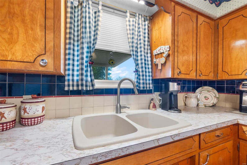 Kitchen with backsplash and sink