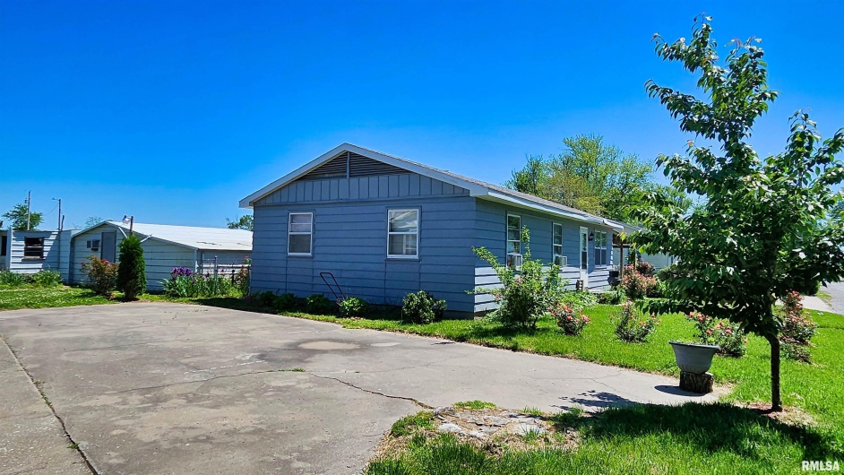 99 IROQUOIS Street, McClure, Illinois 62957, 2 Bedrooms Bedrooms, 0 ,1 BathroomBathrooms,Residential,For Sale,IROQUOIS,0,RMAEB453394
