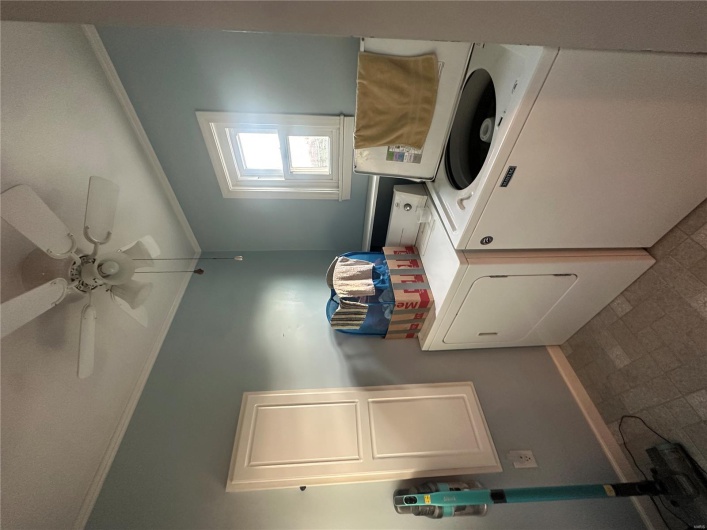 Washroom with washing machine and dryer, crown molding, baseboards, ceiling fan, and light floors