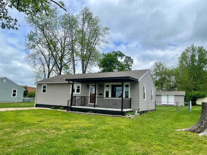 27 Moore Street, Farmington, Missouri 63640, 3 Bedrooms Bedrooms, 6 Rooms Rooms,1 BathroomBathrooms,Residential,For Sale,Moore,MAR25030605