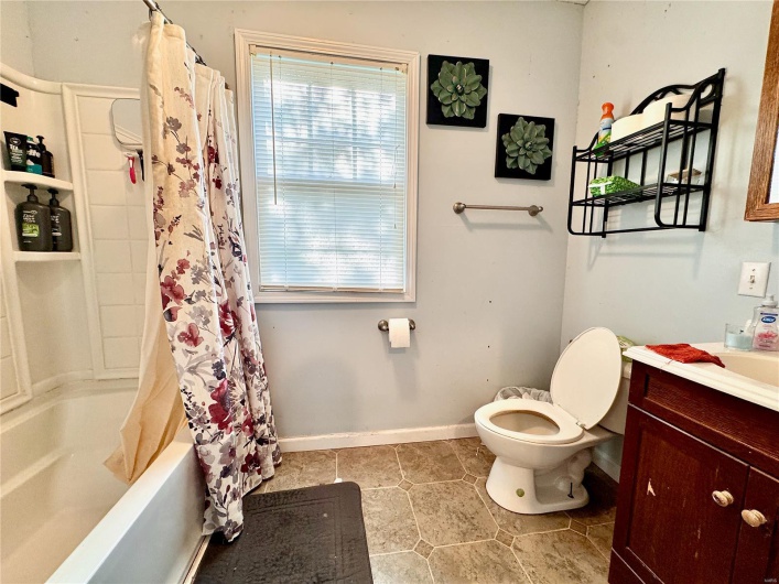 217 Hunter Street, Charleston, Missouri 63834, 3 Bedrooms Bedrooms, 9 Rooms Rooms,1 BathroomBathrooms,Residential,For Sale,Hunter,MAR25030908