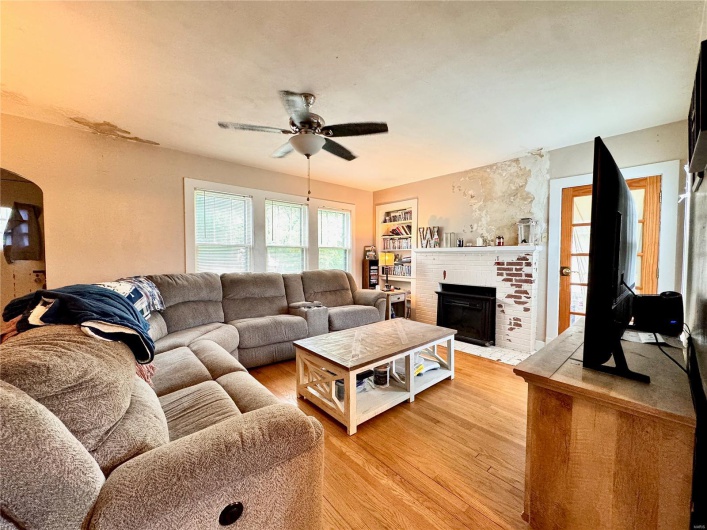 217 Hunter Street, Charleston, Missouri 63834, 3 Bedrooms Bedrooms, 9 Rooms Rooms,1 BathroomBathrooms,Residential,For Sale,Hunter,MAR25030908