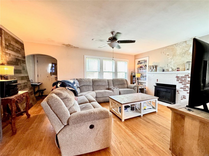 217 Hunter Street, Charleston, Missouri 63834, 3 Bedrooms Bedrooms, 9 Rooms Rooms,1 BathroomBathrooms,Residential,For Sale,Hunter,MAR25030908