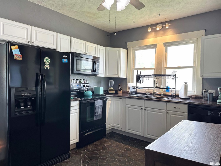 401 1ST Street, Marion, Illinois 62959, 2 Bedrooms Bedrooms, 0 ,1 BathroomBathrooms,Residential,For Sale,1ST,0,RMAEB457905