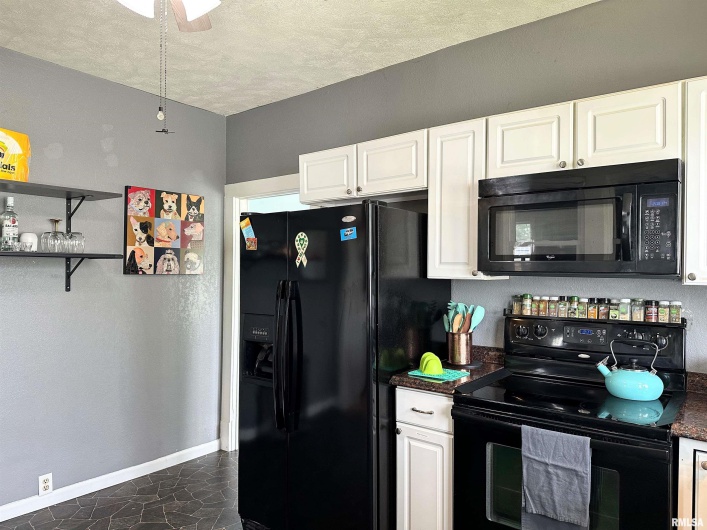 401 1ST Street, Marion, Illinois 62959, 2 Bedrooms Bedrooms, 0 ,1 BathroomBathrooms,Residential,For Sale,1ST,0,RMAEB457905