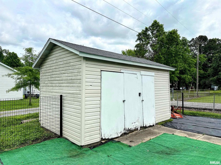 401 1ST Street, Marion, Illinois 62959, 2 Bedrooms Bedrooms, 0 ,1 BathroomBathrooms,Residential,For Sale,1ST,0,RMAEB457905