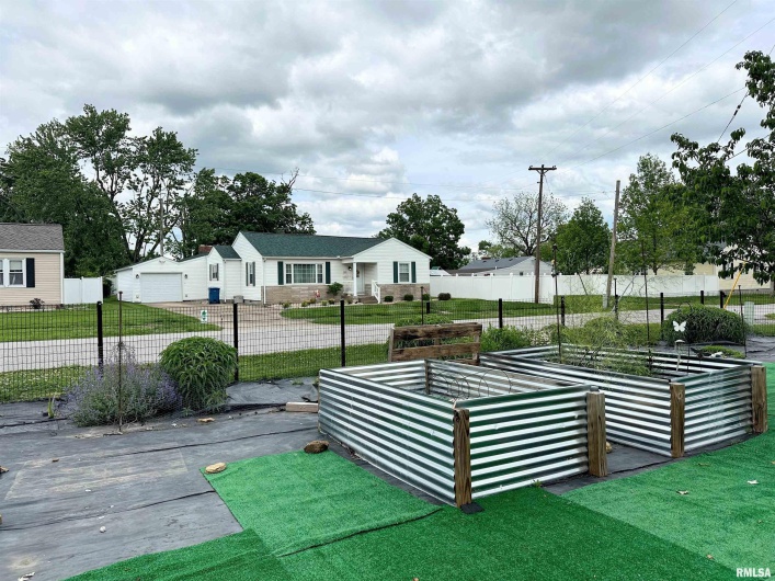401 1ST Street, Marion, Illinois 62959, 2 Bedrooms Bedrooms, 0 ,1 BathroomBathrooms,Residential,For Sale,1ST,0,RMAEB457905