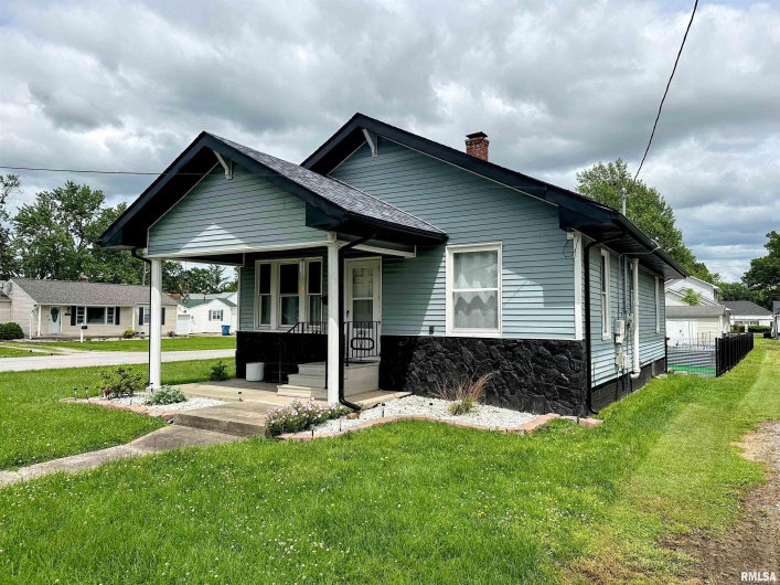 401 1ST Street, Marion, Illinois 62959, 2 Bedrooms Bedrooms, 0 ,1 BathroomBathrooms,Residential,For Sale,1ST,0,RMAEB457905