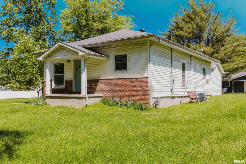 602 BARR Street, Carterville, Illinois 62918, 3 Bedrooms Bedrooms, 0 ,1 BathroomBathrooms,Residential,For Sale,BARR,0,RMAQC4263173