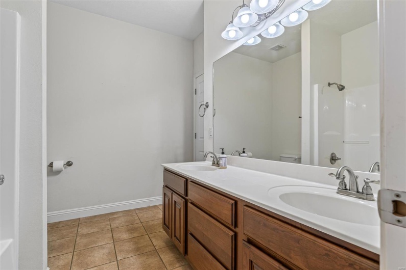 1209 Chestnut Court, Farmington, Missouri 63640, 4 Bedrooms Bedrooms, 9 Rooms Rooms,3 BathroomsBathrooms,Residential,For Sale,Chestnut,MAR25031016
