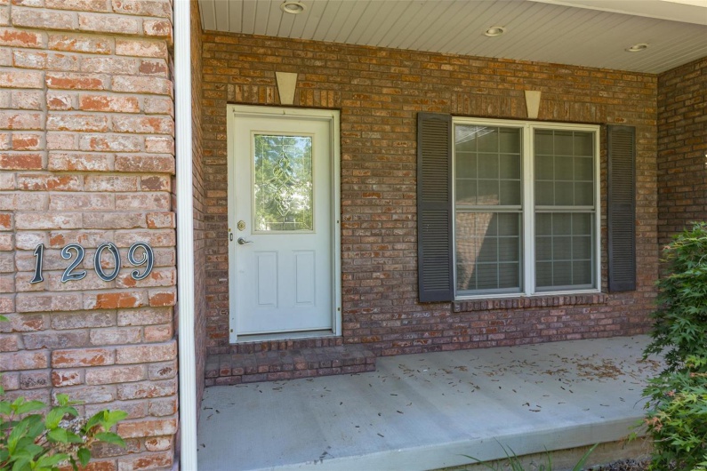 1209 Chestnut Court, Farmington, Missouri 63640, 4 Bedrooms Bedrooms, 9 Rooms Rooms,3 BathroomsBathrooms,Residential,For Sale,Chestnut,MAR25031016