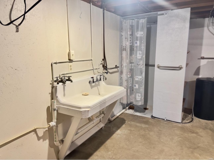 225 Moulton Street, Perryville, Missouri 63775, 4 Bedrooms Bedrooms, 6 Rooms Rooms,1 BathroomBathrooms,Residential,For Sale,Moulton,MAR25027899