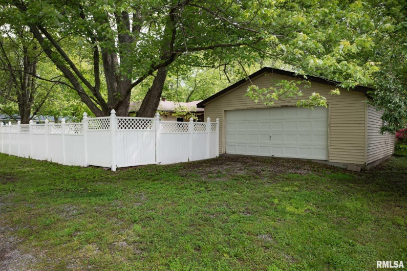 1401 THOMAS Street, Carterville, Illinois 62918, 4 Bedrooms Bedrooms, 0 ,2 BathroomsBathrooms,Residential,For Sale,THOMAS,0,RMAQC4263177