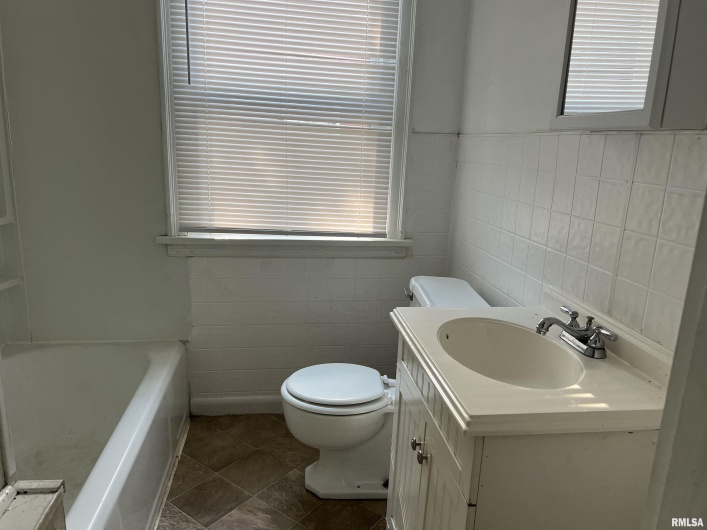 404 ELM Street, Carbondale, Illinois 62901, 4 Bedrooms Bedrooms, 0 ,2 BathroomsBathrooms,Residential,For Sale,ELM,0,RMAEB457942
