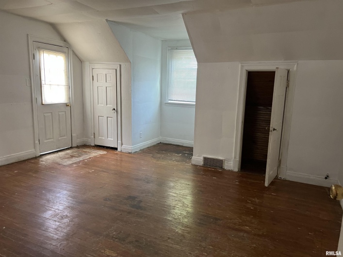 404 ELM Street, Carbondale, Illinois 62901, 4 Bedrooms Bedrooms, 0 ,2 BathroomsBathrooms,Residential,For Sale,ELM,0,RMAEB457942